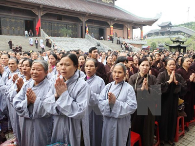 Nhiều người thân nạn nhân tai nạn giao thông cầu nguyện cho các linh hồn siêu thoát.